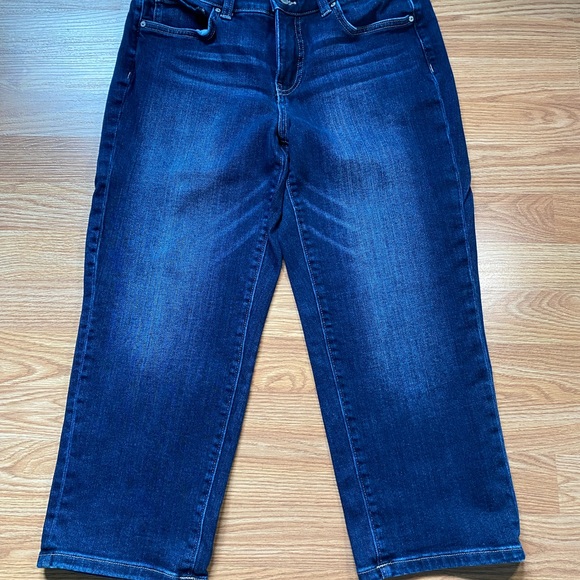 🌷3/$25🌷 Ladies cropped jeans - Picture 1 of 4